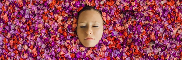 Rostro Mujer Seductora Baño Con Pétalos Flores Tropicales Rosadas —  Fotos de Stock