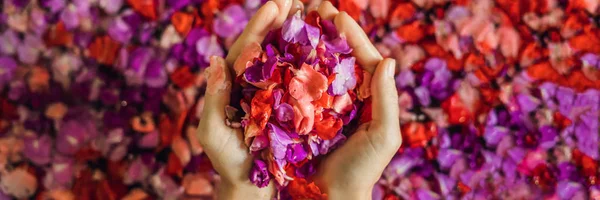 Abgeschnittene Ansicht Der Hände Einer Frau Bad Mit Blütenblättern Tropischer — Stockfoto