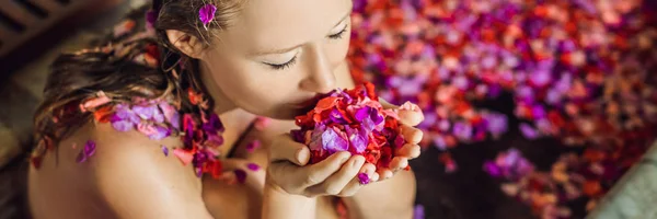 Spa Bath Tropikal Çiçek Yaprakları Ile Çekici Genç Kadın — Stok fotoğraf