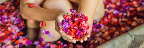 Abgeschnittene Ansicht Einer Frau Bad Mit Blütenblättern Tropischer Blumen Und — Stockfoto