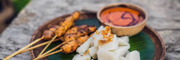 印尼鸡肉沙爹或 sate ayam 配龙通, 酱油和花生酱生活方式食品横幅, 长格式 — 图库照片