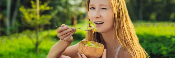 Güzel genç kadın taze sebze salata yemek. Ağırlık kavramı afiş, uzun biçimde bağsız — Stok fotoğraf