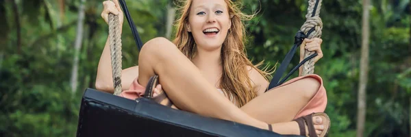 熱帯のバリ島バナー長い形式のジャングルの熱帯雨林でブランコに乗っている若い観光客女性 — ストック写真