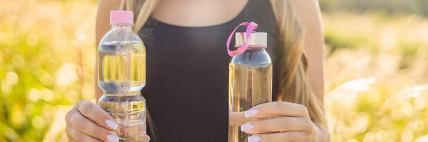 Концепция Нулевых Отходов Женщина Держит Пластиковую Бутылку Стеклянную Бутылку — стоковое фото