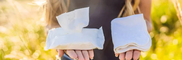 ゼロ廃棄物の概念 竹タオルや使い捨ておしりふきを保持している女性 — ストック写真