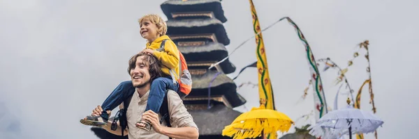 Vader Zoon Voor Pura Ulun Danu Bratan Hindoe Tempel Bali — Stockfoto