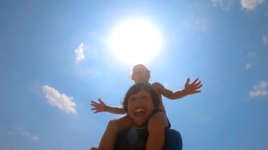 Bir genç baba ve oğul onlar üzerinde uçan bir uçak ile Slowmotion vurdu. Mai Khao Beach Phuket Adası