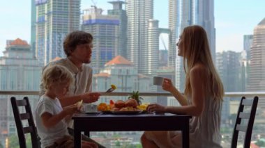 aile var bir kahvaltı şehir merkezini gökdelenler bakan bir balkon