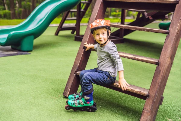 Çocuk Tekerlekli Paten Oyun Parkında Oturan Kask — Stok fotoğraf