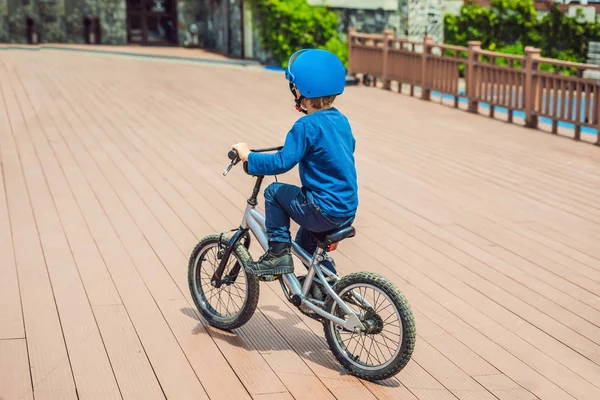 Ragazzo Bicicletta Vicino Yacht Club Nel Parco Della Città — Foto Stock