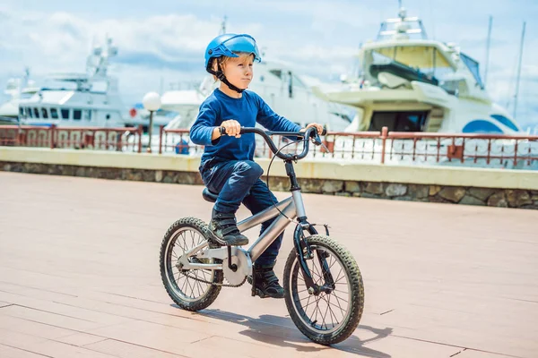 Dítě Chlapec Jedoucí Kole Poblíž Yacht Club Městském Parku — Stock fotografie