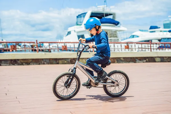 Junge Fährt Fahrrad Der Nähe Von Yachtclub Stadtpark — Stockfoto