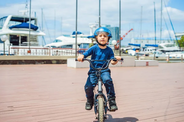 Malý Chlapec Kole Koni Přilba Yacht Club Městě — Stock fotografie