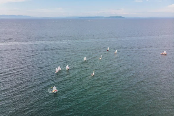 地中海のエメラルド色の海でレガッタで競合する小型のセーリング ボートの空撮 — ストック写真