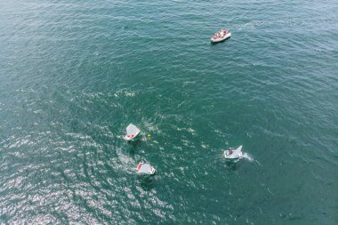 Regatta Akdeniz zümrüt denizde yarışan küçük Yelkenli teknelerin havadan görünümü.