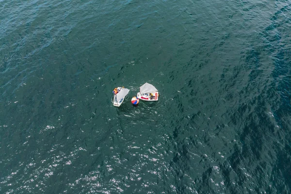 Vista Aérea Pequeños Veleros Compitiendo Regata Mar Mediterráneo Esmeralda — Foto de Stock