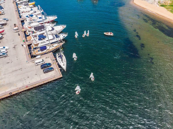 Vista Aérea Pequeños Veleros Puerto Mientras Regata Mar Mediterráneo Esmeralda — Foto de Stock