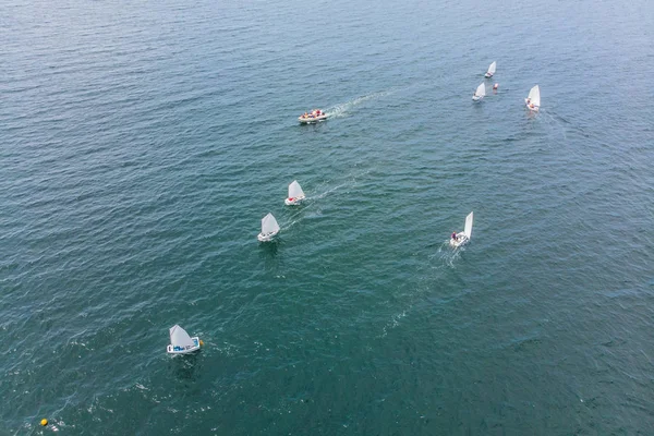 地中海のエメラルド色の海でレガッタで競合する小型のセーリング ボートの空撮 — ストック写真