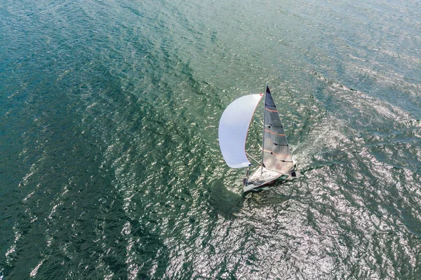 セーリング ヨット レガッタ。シリーズ ヨットと船。無人機からの写真 — ストック写真