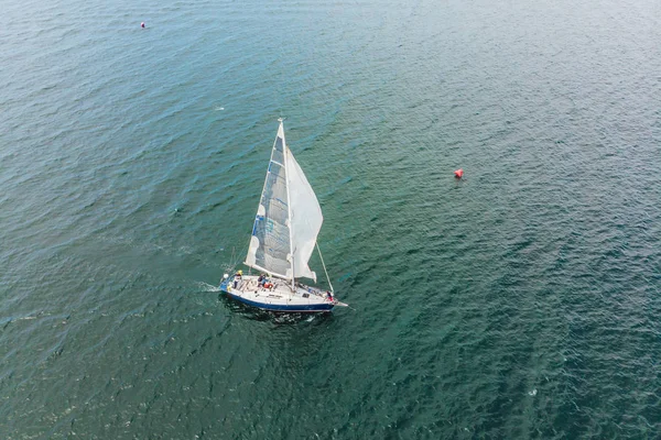 Jachten zeilregatta. Serie jachten en schepen. Foto uit drone — Stockfoto