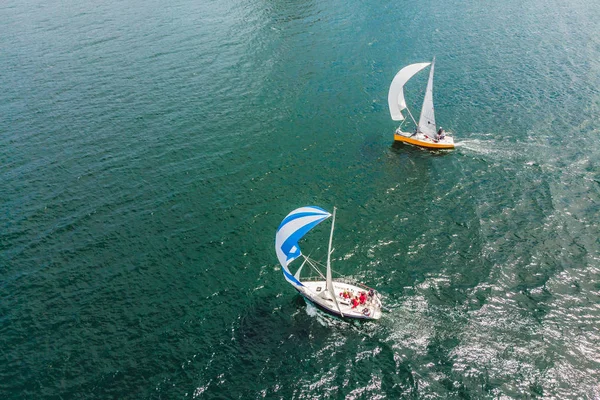 Regata de iates à vela. Iates e naves da série. foto de drone — Fotografia de Stock