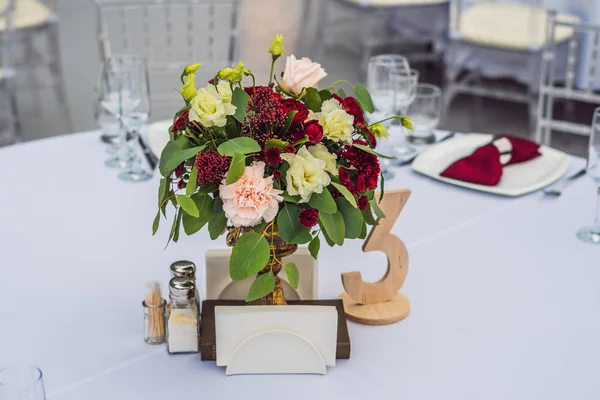 Decoración de mesa de boda, servicio de catering Conjunto de mesa para una fiesta de evento o recepción de boda — Foto de Stock