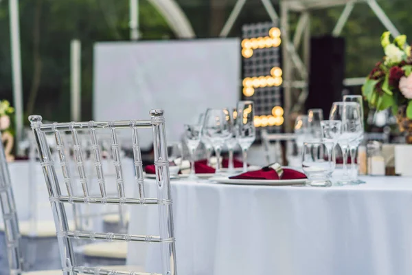 Tafeldecoratie bruiloft, traiteurdienst instellen tabel voor een gebeurtenis partij of bruiloft receptie — Stockfoto