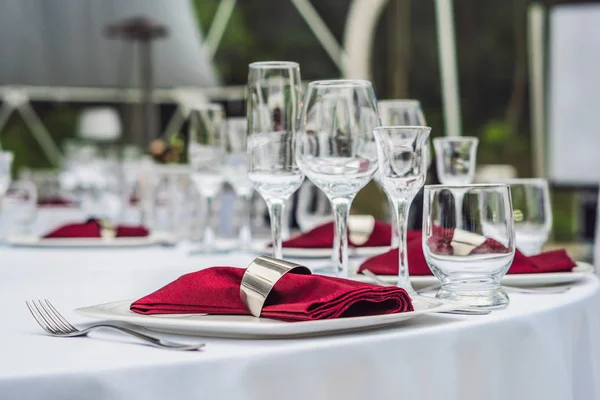 Decorazione tavola nuziale, servizio catering Set da tavola per una festa di eventi o un ricevimento di nozze — Foto Stock