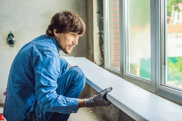 Junger Mann Blauen Hemd Macht Fensterinstallation — Stockfoto