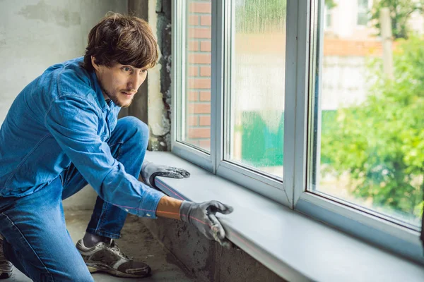Junger Techniker Lässigen Hemd Beim Fenstereinbau — Stockfoto
