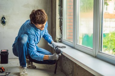 Yapım pencere montaj içinde ev genç casual adam.