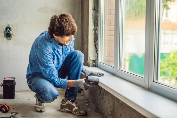 Junger Mann Baut Fenster Haus Ein — Stockfoto