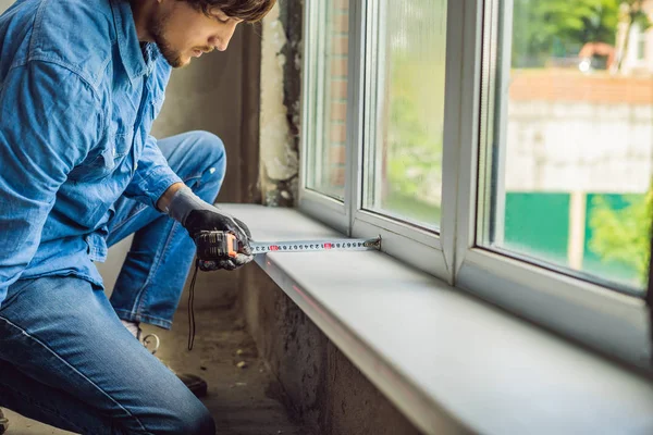 Jeune Homme Occasionnel Faisant Installation Fenêtre Dans Maison — Photo