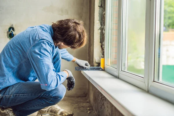 Uomo Camicia Blu Che Esegue Installazione Finestra Casa — Foto Stock