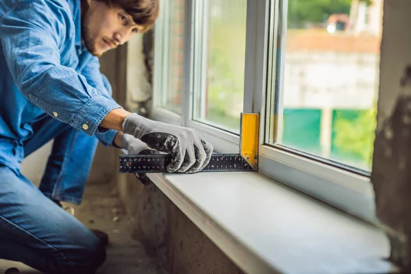 Mann Blauen Hemd Führt Fenstermontage Hause Durch — Stockfoto