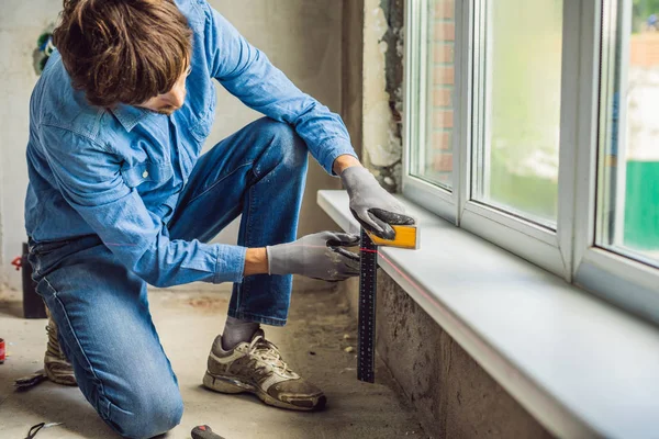 Homem Camisa Azul Realizando Instalação Janela Casa — Fotografia de Stock