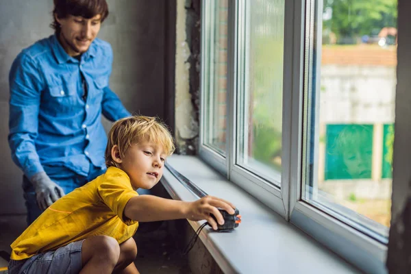 Padre Con Bambino Che Ripara Finestra Insieme Mentre Ristrutturazione Casa — Foto Stock