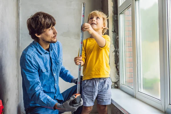 Far Med Liten Pojke Reparera Fönster Tillsammans Medan Renovering Huset — Stockfoto