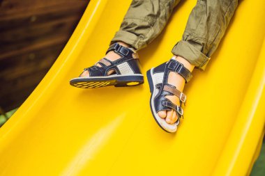 Ortopedik sandalet sarı slayt sürme çocuk düşük bölümü