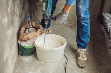 Erkek ressam macun kova ile el Mikser yoğurma Close-up.
