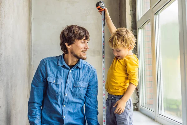 Liten Pojke Leker Med Verktyget Medan Reparera Fönster Med Pappa — Stockfoto