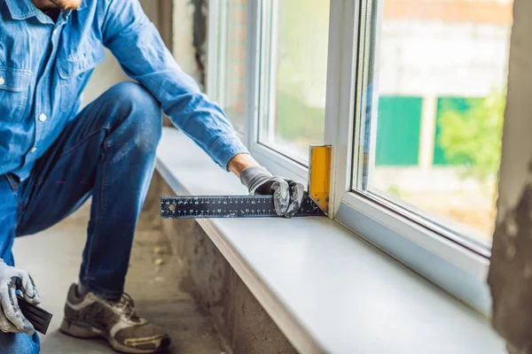 Homme Chemise Bleue Effectuant Installation Fenêtre Maison — Photo