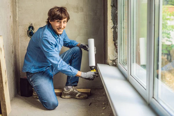 Männlicher Meister Macht Fenstereinbau Mit Montageschaum Werkzeug — Stockfoto