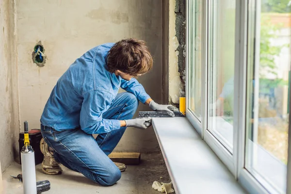 Male Master Making Window Installation Mounting Foam Tool — Stock Photo, Image