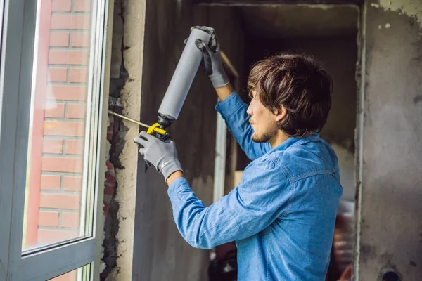 Jeune Homme Chemise Décontractée Utilisant Mousse Montage Lors Installation Fenêtre — Photo