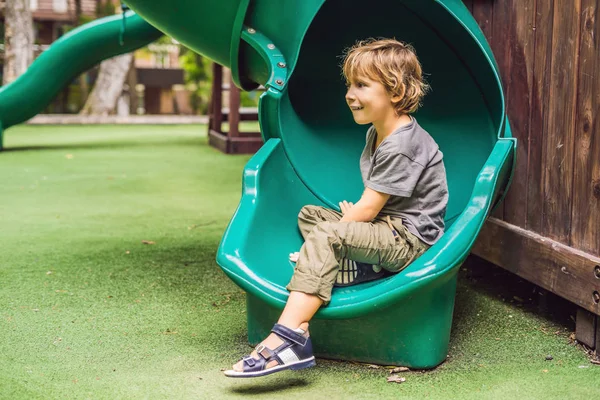 Ortopedik Sandalet Bahçesi Yeşil Slayt Üzerinde Oynama Çocukta — Stok fotoğraf