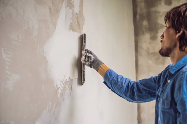 Meister Trägt Weißen Spachtel Auf Wand Auf Und Schmiert Mit — Stockfoto