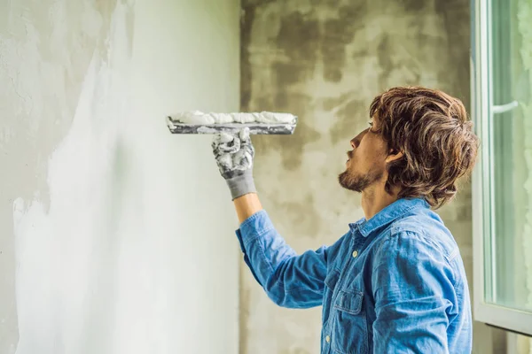 Arbeiter Trägt Weißen Spachtel Auf Wand Auf Und Schmiert Mit — Stockfoto