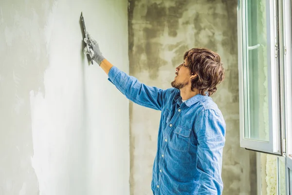 Lavoratore Maschio Applicare Stucco Bianco Sulla Parete Spalmatura Con Coltello — Foto Stock