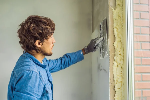 Männlicher Meister Trägt Weißen Kitt Wand Auf Und Schmiert Tagsüber — Stockfoto